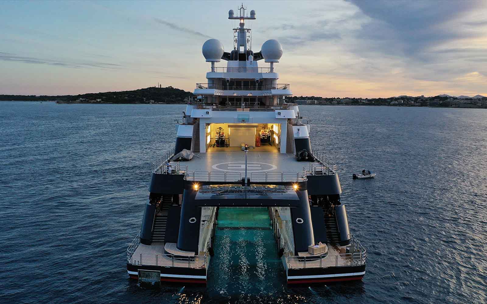 Superiate Octopus - boat shopping