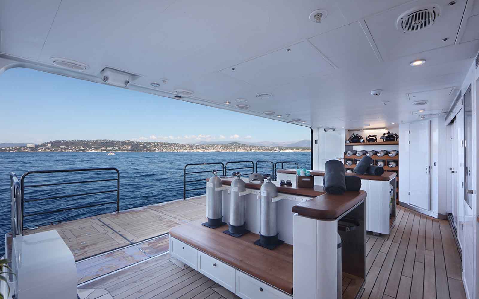 Superiate Octopus - boat shopping