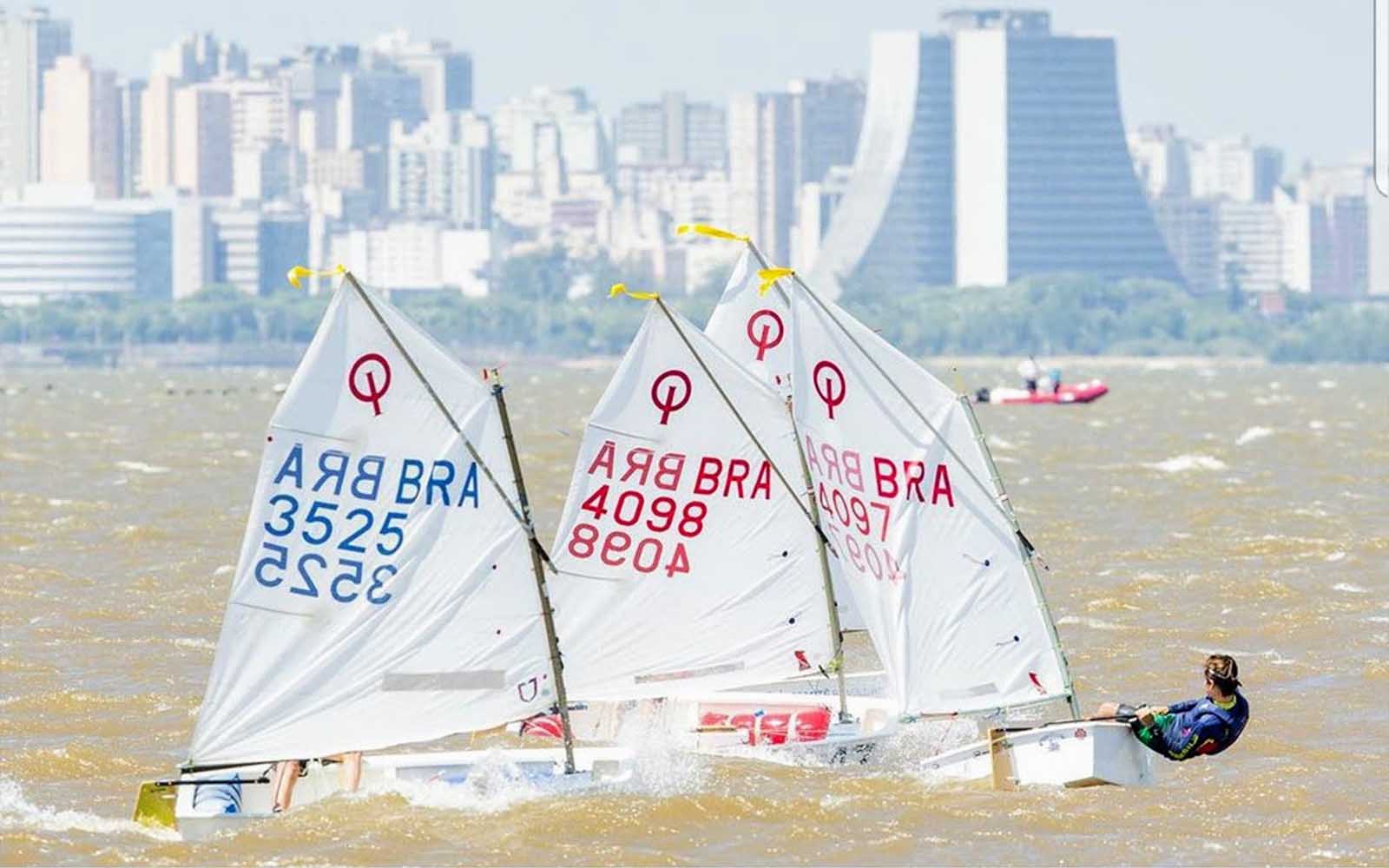 Três velejadores Iate Clube de Santa Catarina no Sul-Americano de Optimist - boat shopping