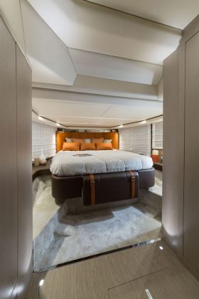 Invictus GT370S (interior) - boat shopping