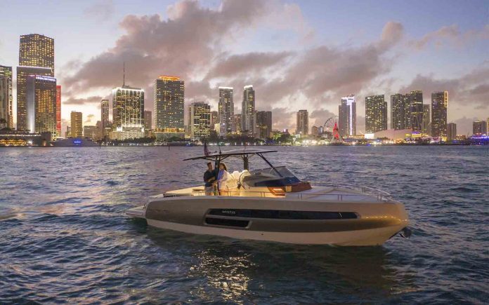 Invictus Yacht GT370 em Miami - boat shopping