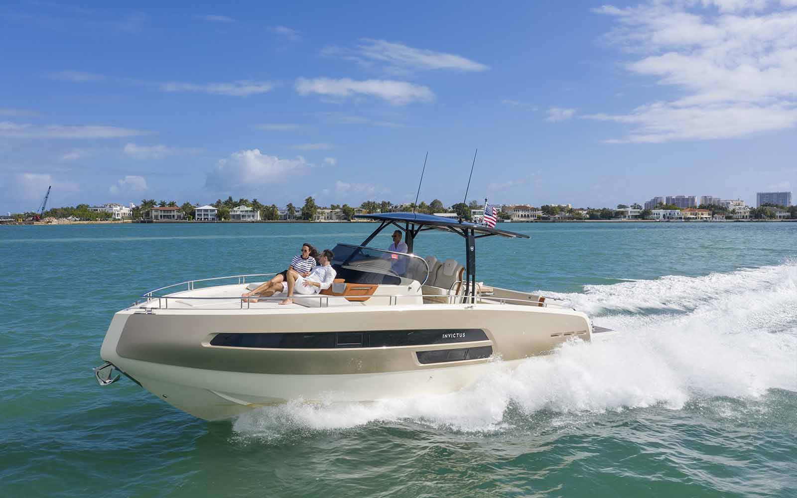 Invictus Yacht GT370 em Miami - boat shopping