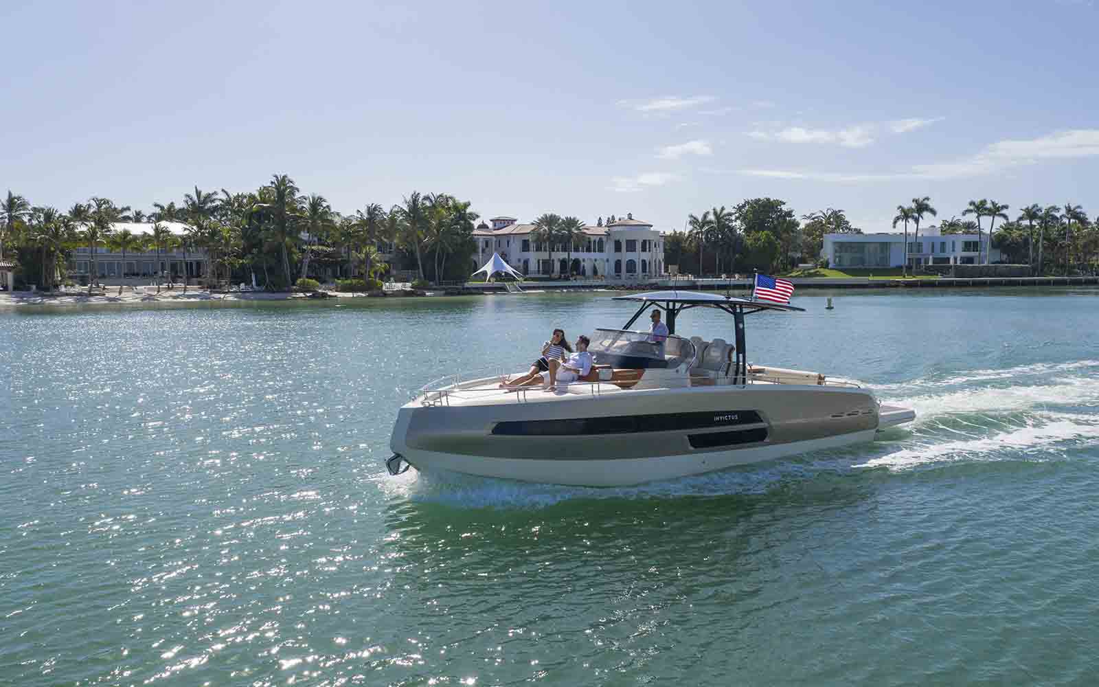 Invictus Yacht GT370 em Miami - boat shopping