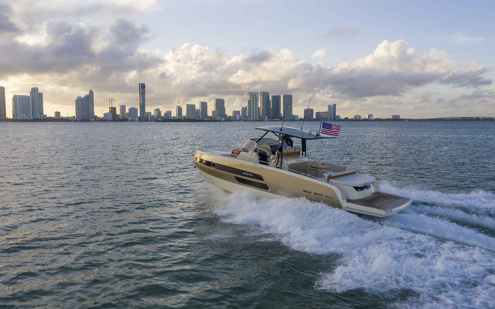 Invictus Yacht GT370 em Miami - boat shopping