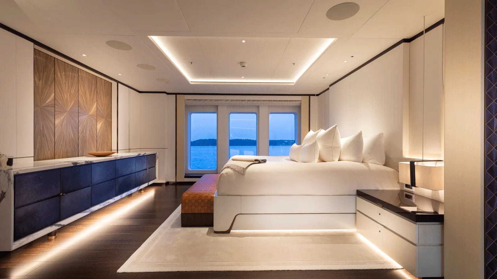 Superiate Lunasea Feadship - boat shopping