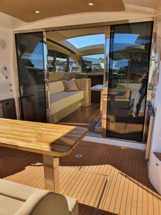 Triton 470 HT - Praça de popa - Foto Divulgação Triton Yachts (1) - boat shopping