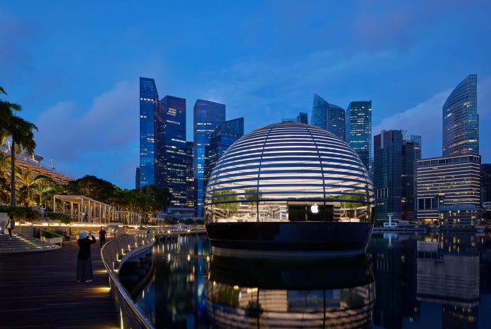 Apple Marina Bay Sands - boat shopping