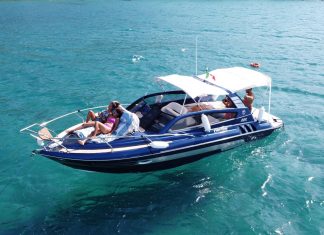 Cliente Triton recebe embarcação 300 Sport na Itália - boat shopping