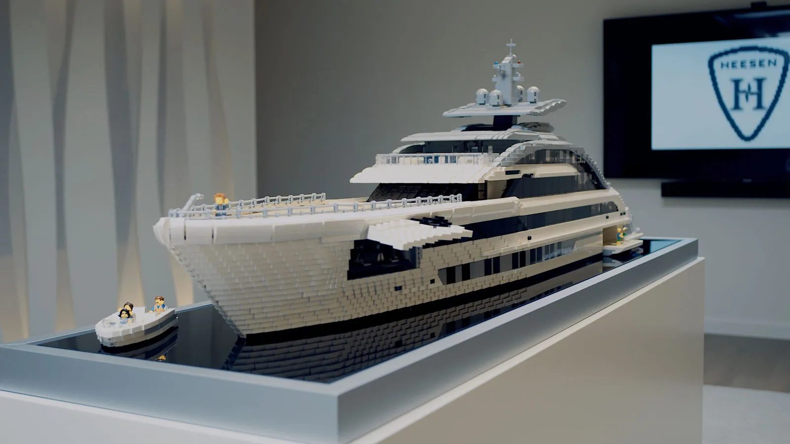 Heesen superiate cosmo em lego - boat shopping