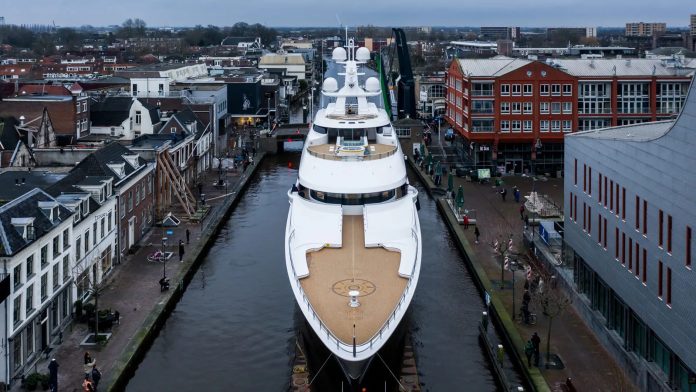 Feadship superiate boardwalk - boat shopping