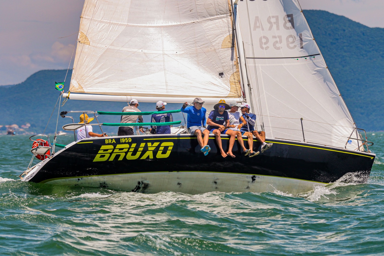 segundo dia do 32º Circuito Oceânico da Ilha de Santa Catarina - boat shopping