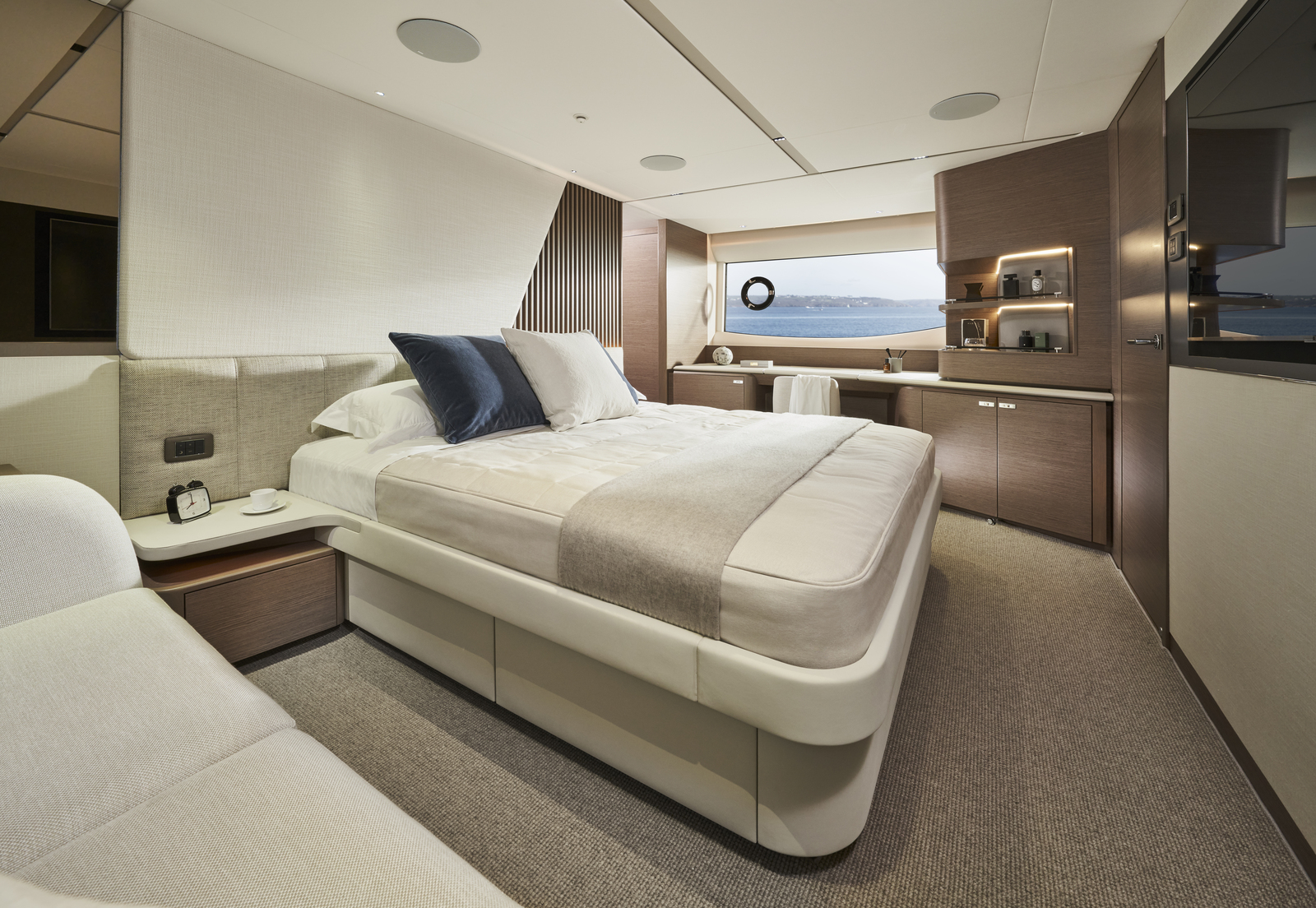 Princess Yachts Y72 Flybridge - boat shopping