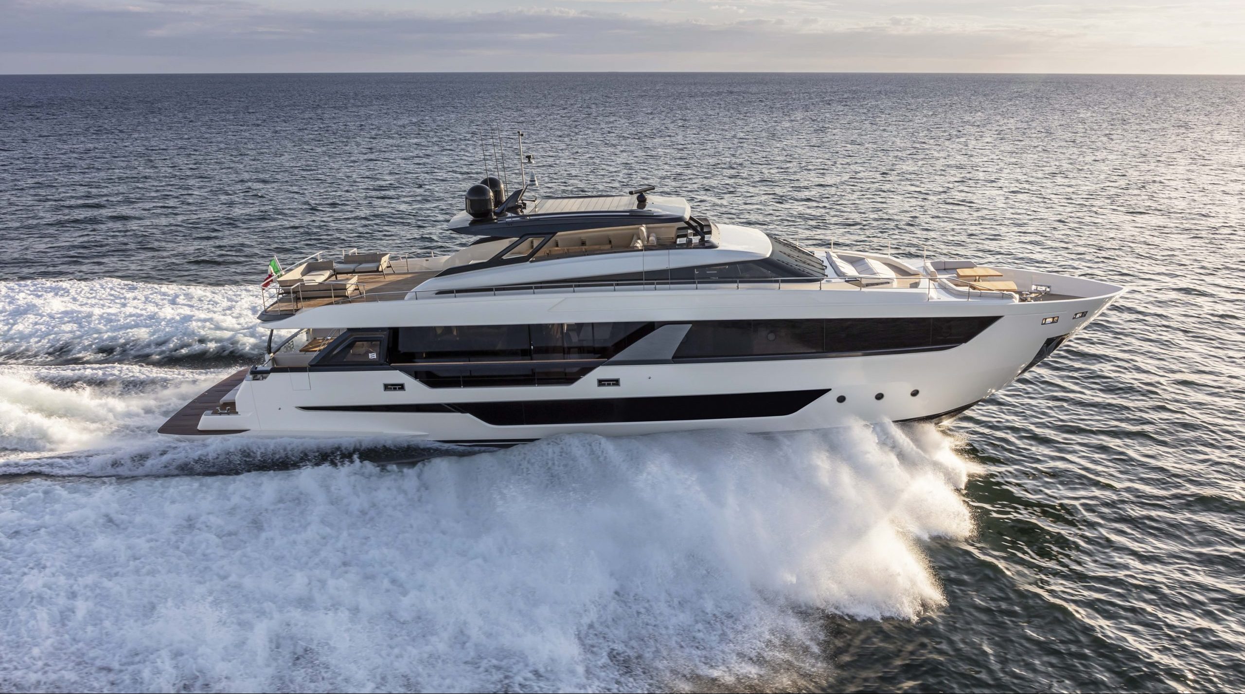 FERRETTI-YACHTS-1000-boat-shopping