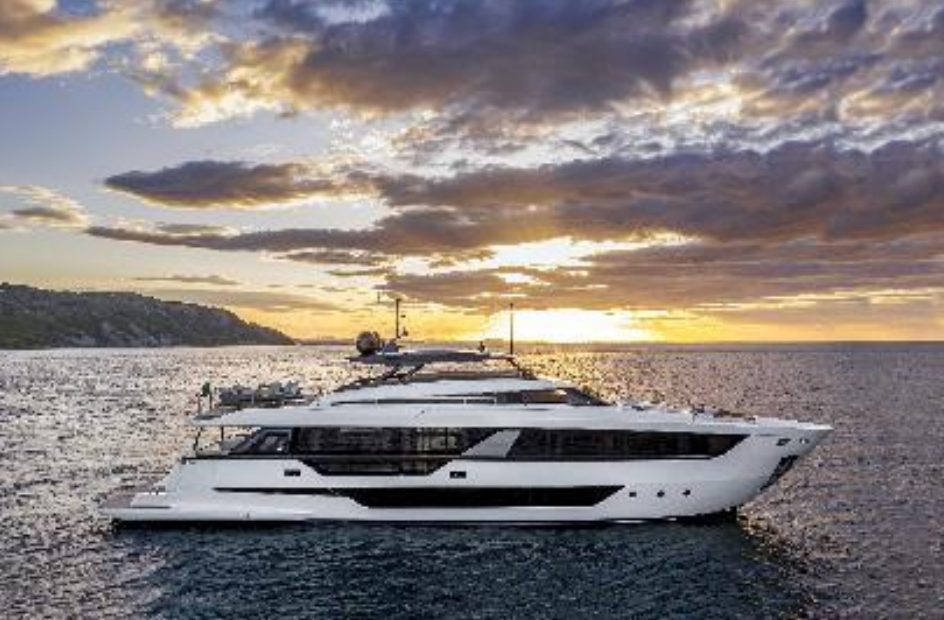 ferretti-yachts-1000-boat-shopping