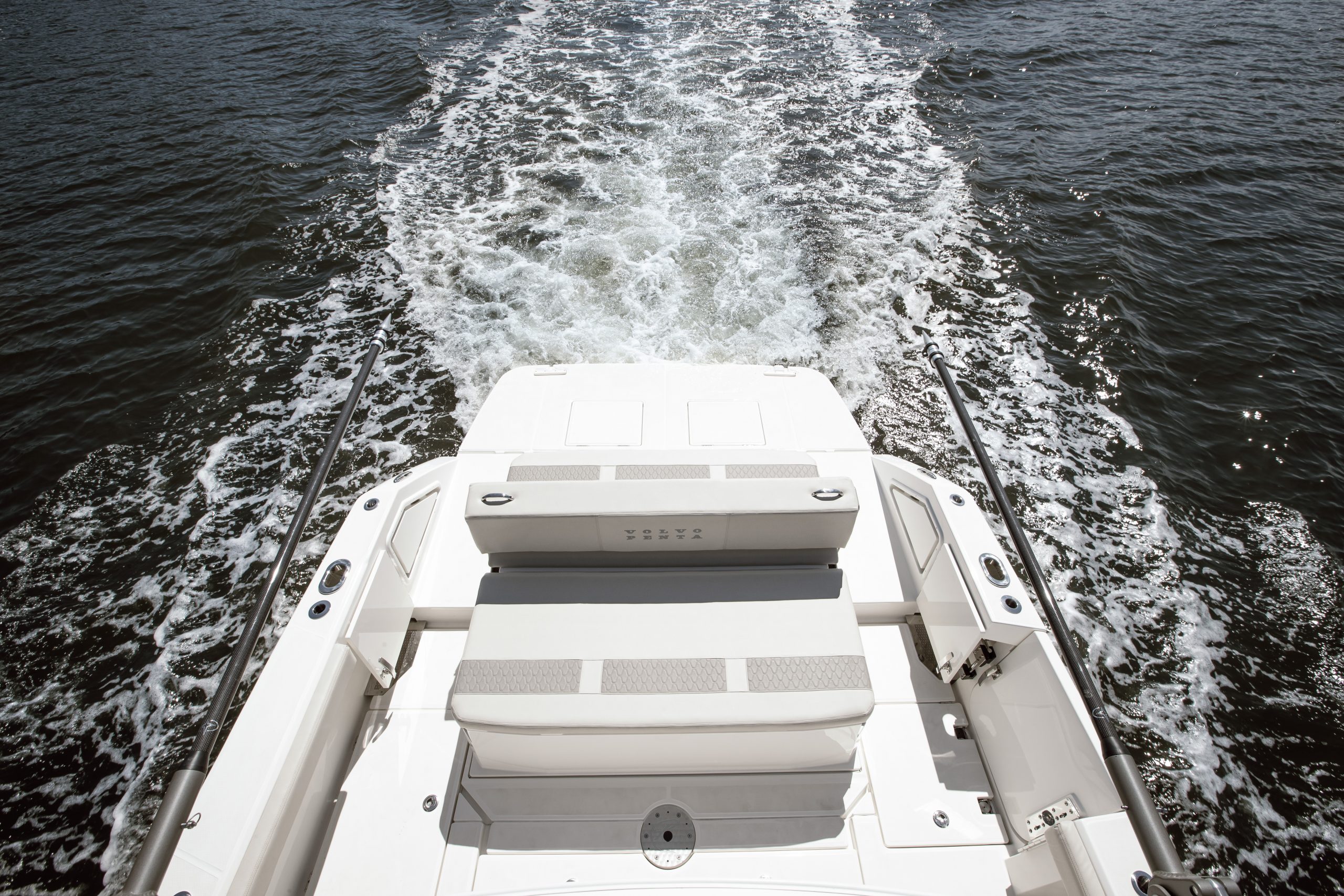 Volvo-Penta_SOLACE-Boats_Solace-415CS_boat shopping 4