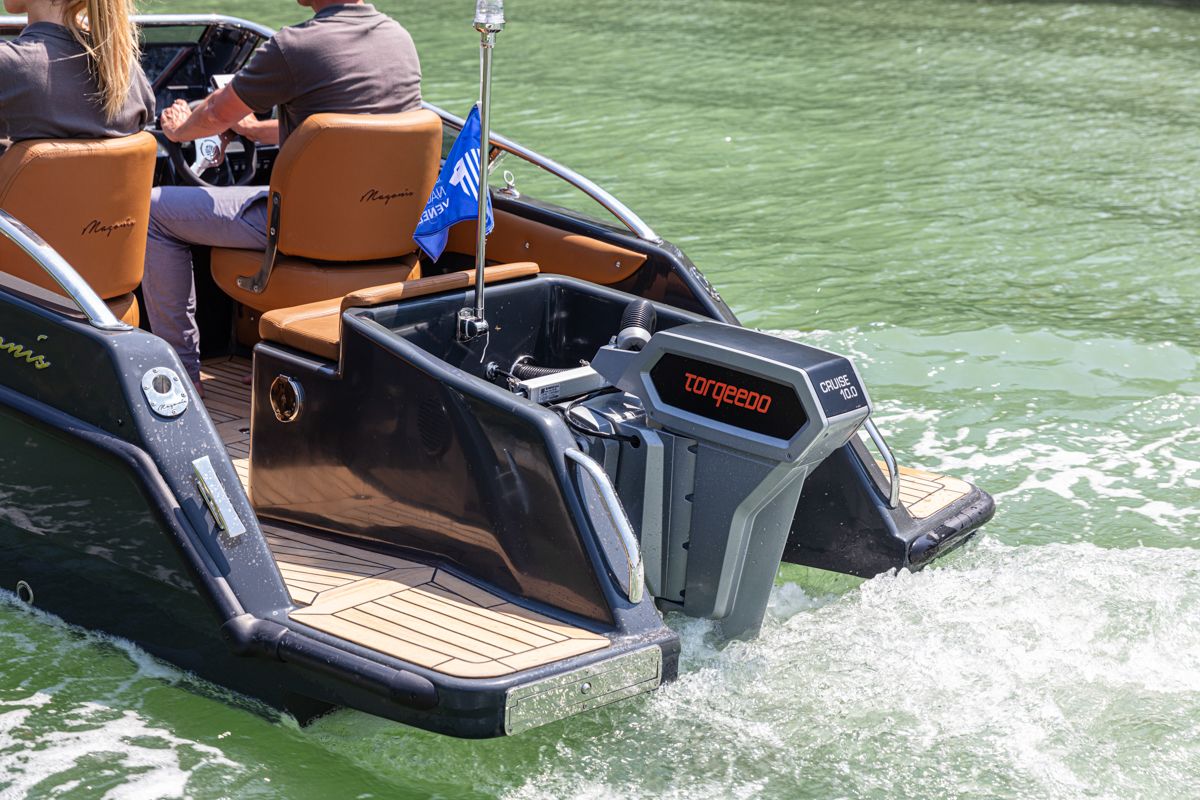 magonis wave e-550 boat shopping 7
