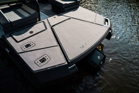 MANITOU-MY23-EXPLORE-22-SWIBKTB-S150-SHP-Carbon-Shark-Grey-34BK-NA-MaxDeck-15-Feature-Raw-RGB