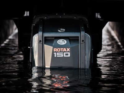 MANITOU-MY23-EXPLORE-22-SWIBKTB-S150-SHP-Carbon-Shark-Grey-34BK-NA-Rotax-34-Feature-Raw-RGB