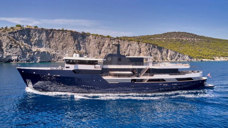 Primeiras imagens do superiate Omnia após Refit